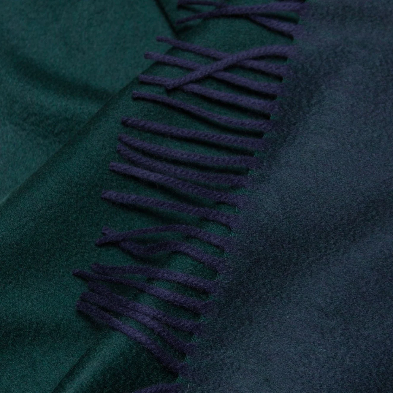 Arran Reversible Green and Navy Cashmere Scarf - Image 4